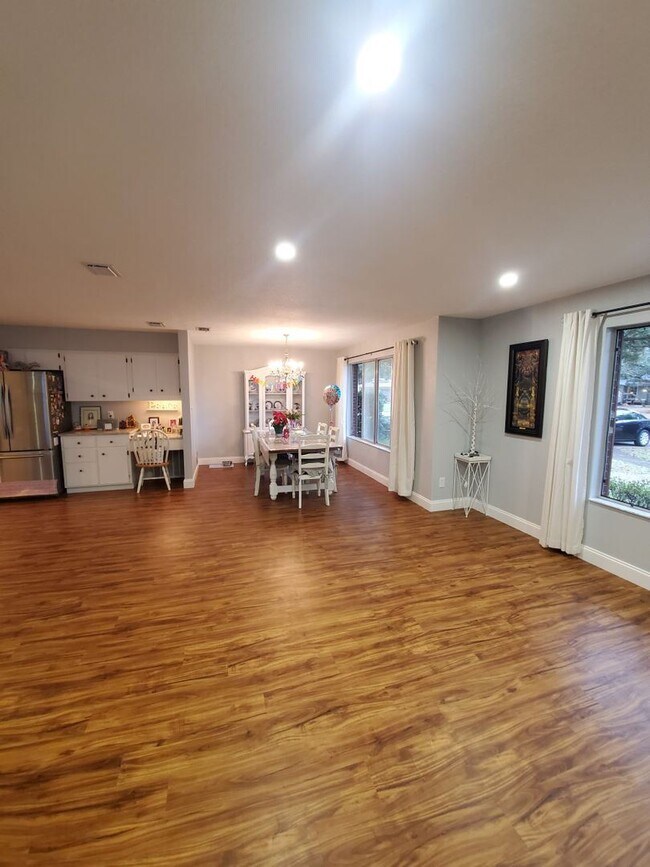 Building Photo - 3 br, 2.5 bath House - 8025 ROWAN COURT
