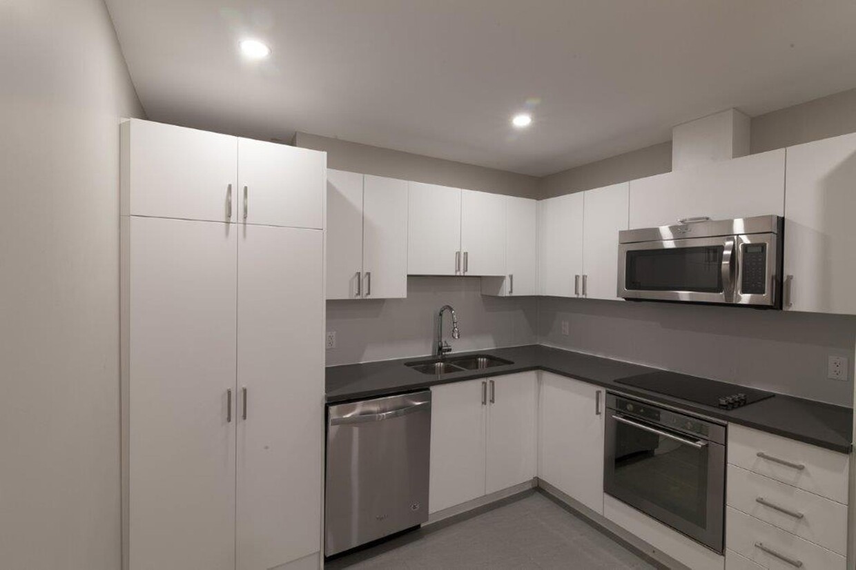 Primary Photo - 3495 Rue de la Montagne