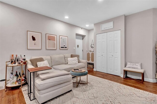 Photo - 25 W Broadway Apartment