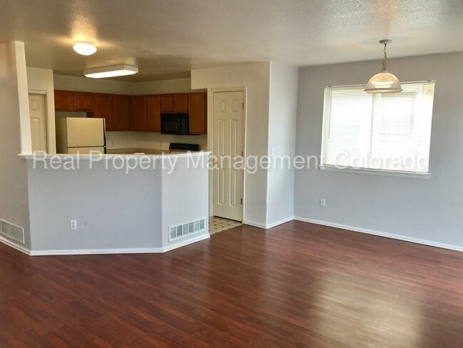 Building Photo - Awesome Townhome in Quail Run