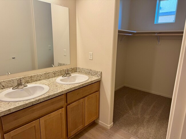 Suites 2x2, segundo vestidor - River Ranch Apartments