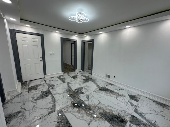 Building Photo - 258 Brooks St