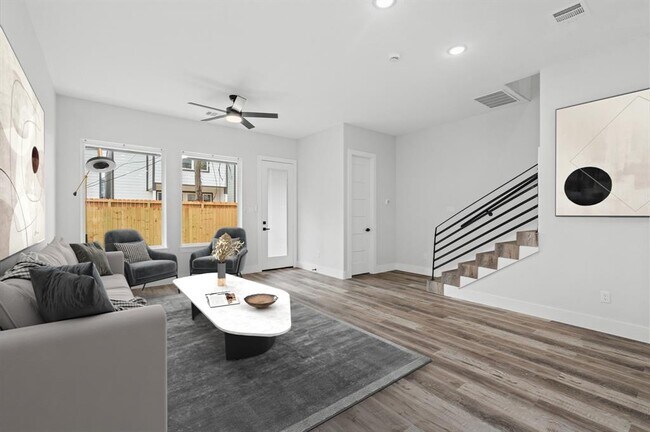 Building Photo - 108 E 44th St