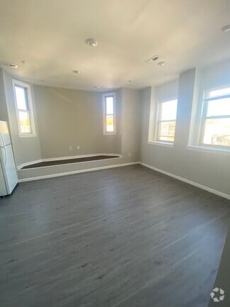 Building Photo - 4900 Unruh Ave