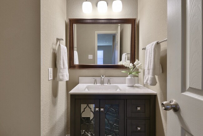 Building Photo - 5819 Providence Oak
