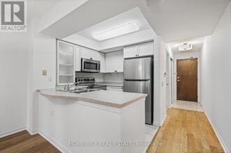 Building Photo - 388-388 Bloor St E