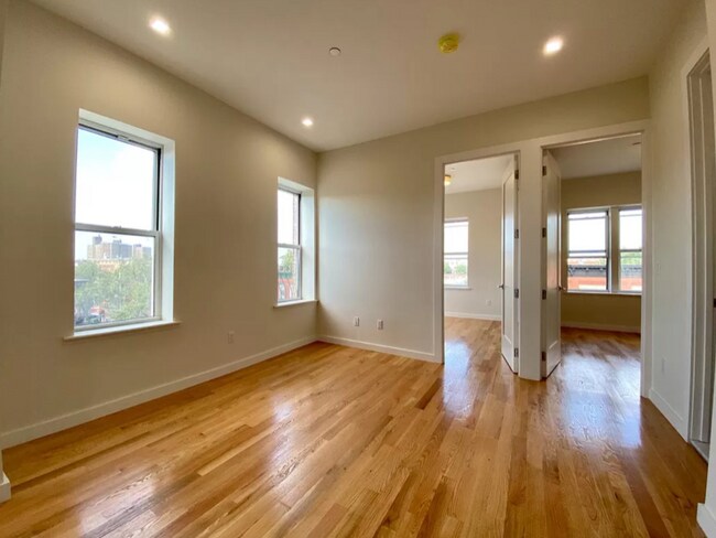 Foto del edificio - 210 Lewis Ave