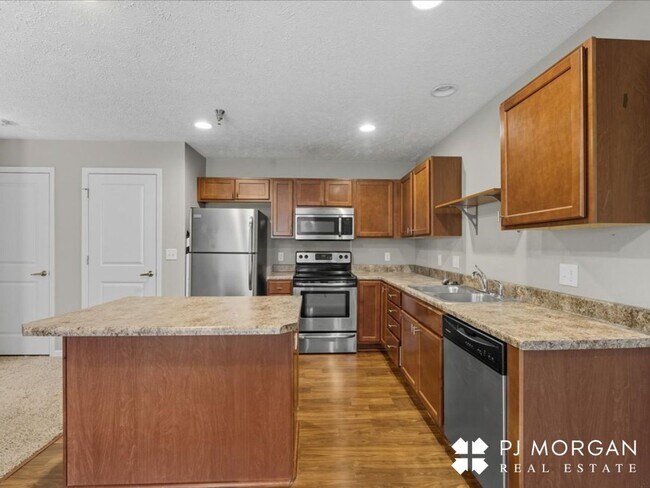 Foto del edificio - Townhome Rental with Lawn Care and Snow Re...
