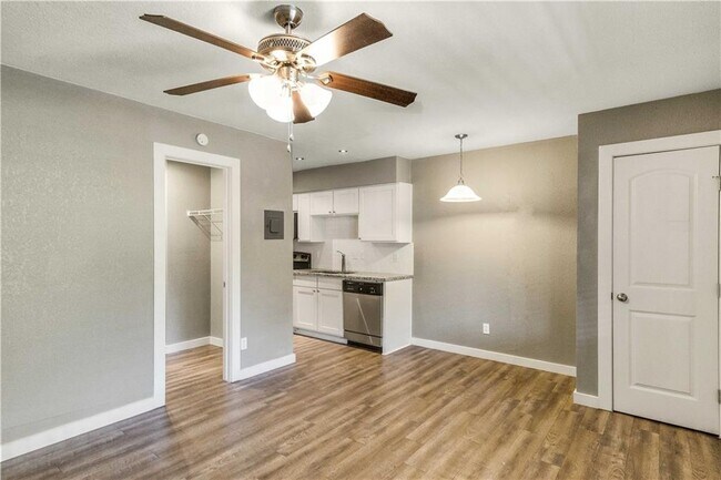 Building Photo - 504 Swanee Dr
