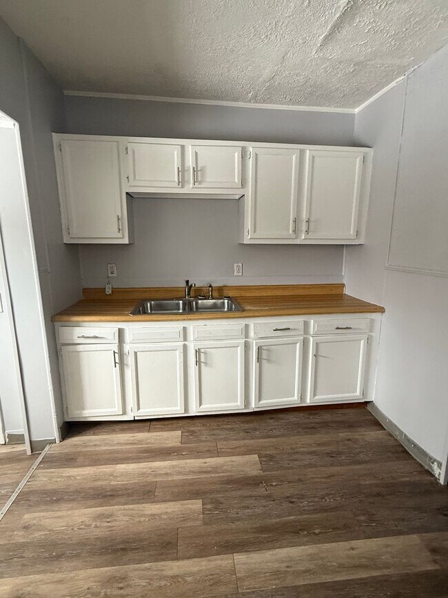 Building Photo - 4bd Single Collinwood Cash Pay/Section 8