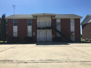 Building Photo - 1702 Benttree Dr