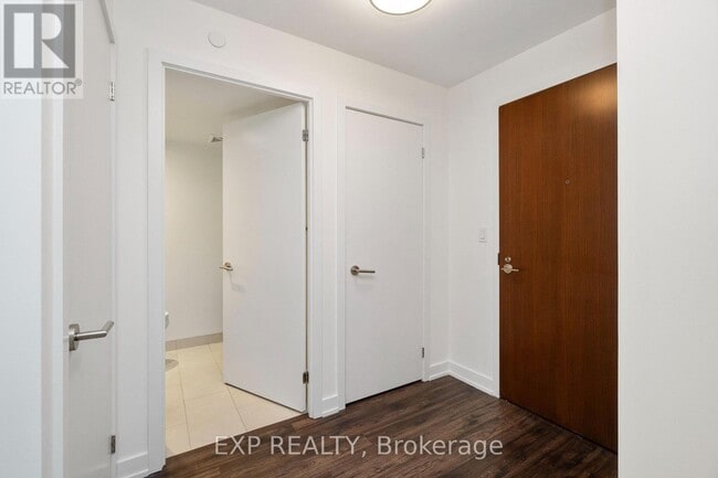 Building Photo - 120 Varna Dr