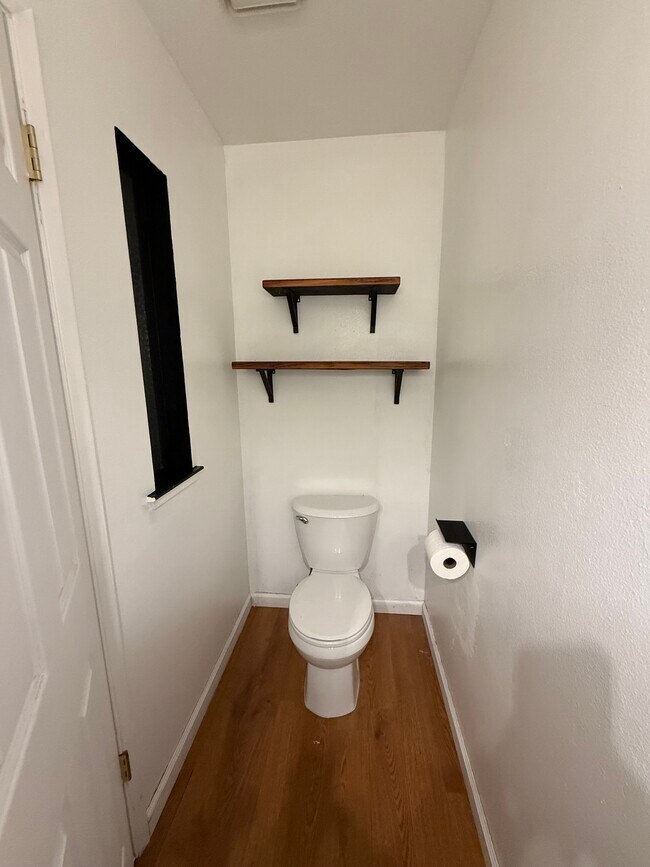 Foto del edificio - 1868 Cherokee Dr