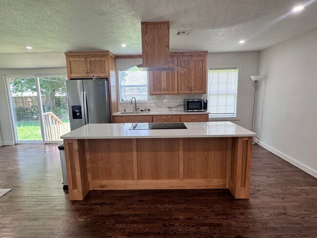 Building Photo - Beautiful 3 bed, 2 bath home with open lay...