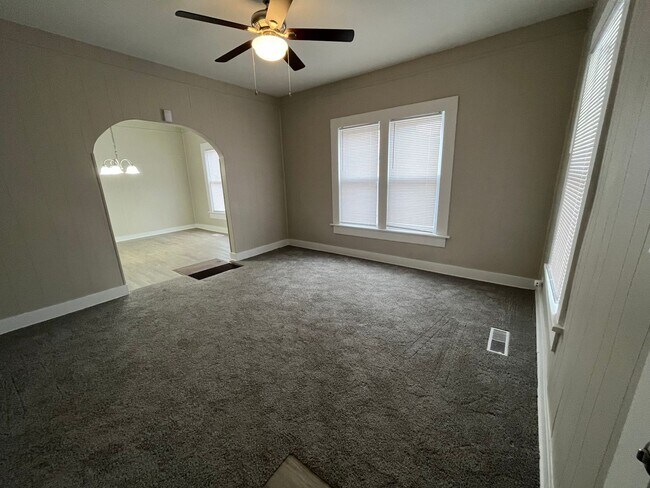 Foto del edificio - OPEN HOUSE - 3 Bed/1 bath home with 2 car ...