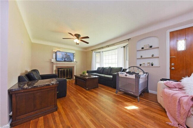 Building Photo - 8002 W Ridgewood Dr