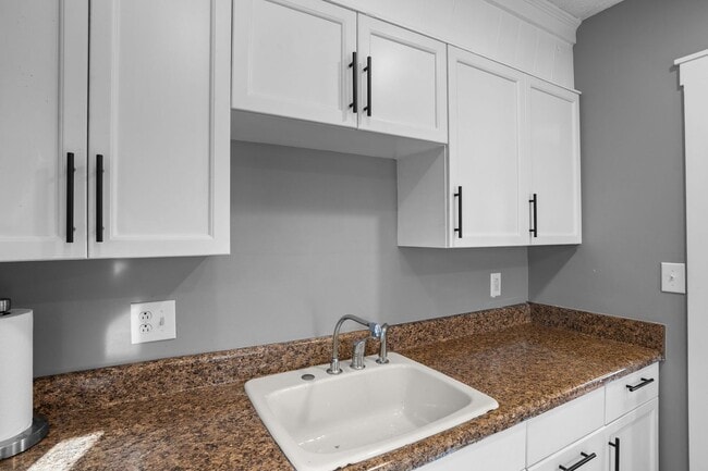 Foto del edificio - 1 Bedroom 1 Bath Duplex in the Heart of Auburn