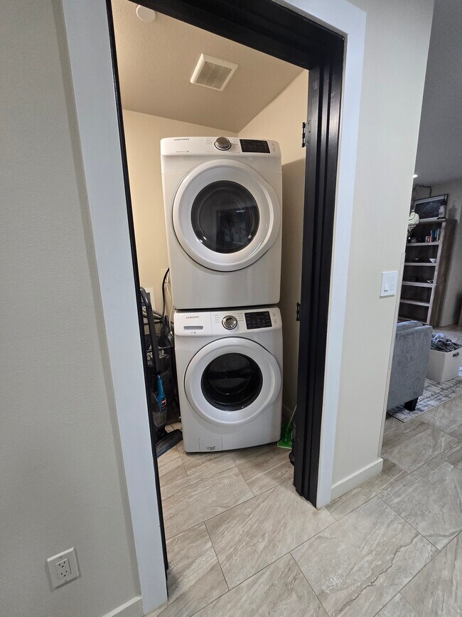 Foto del edificio - 6308 Lake Pointe Wy