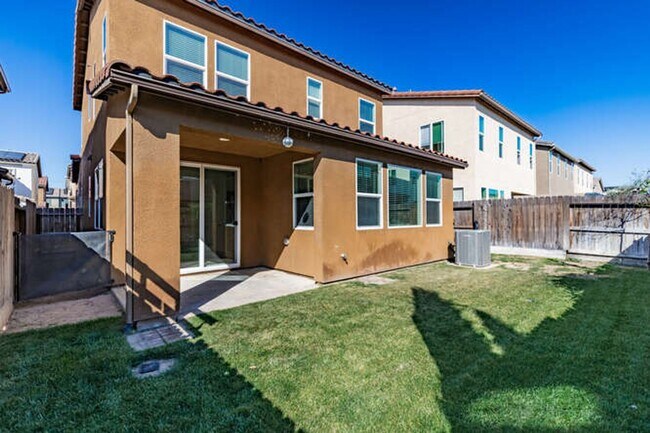 Foto del edificio - Charming Riverstone Home with Spacious Kitchen Island & Private Backyard & Solar