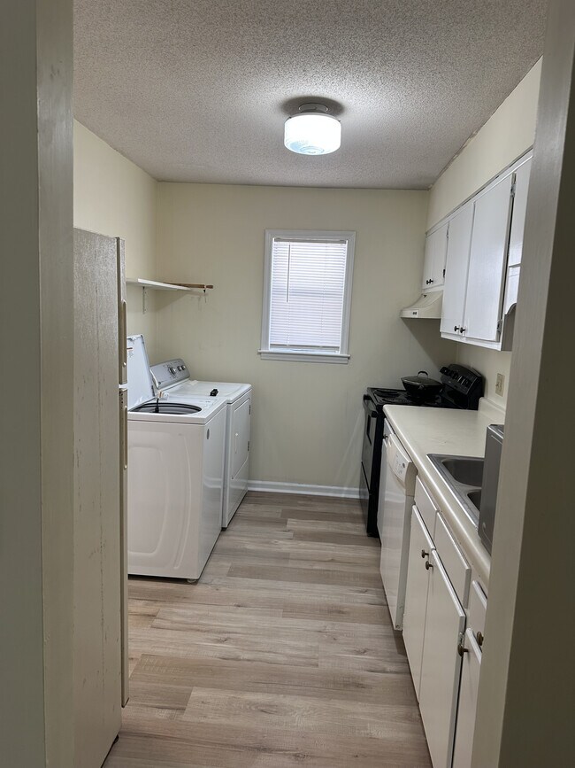 Building Photo - Room in Apartment on Ashley Forest Rd
