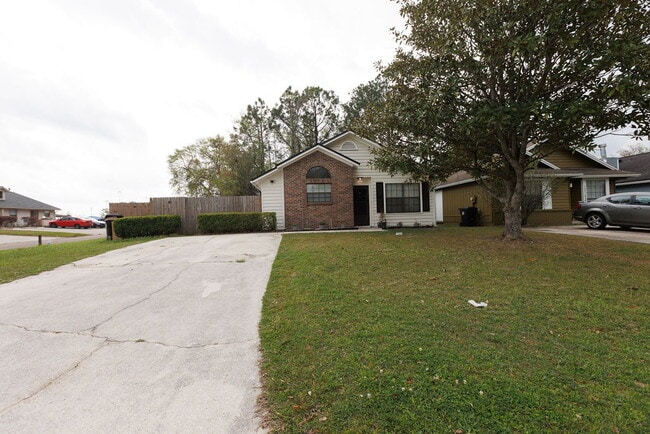 Beautifully updated 3 bedroom 2 bath home in Orange Park . - Beautifully updated 3 bedroom 2 bath home in Orange Park .