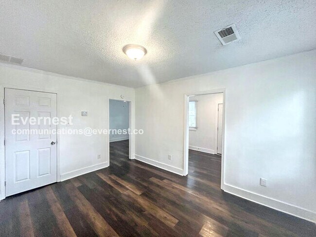 Foto del edificio - 1-Bedroom, 1-Bathroom Home with Laundry Ho...