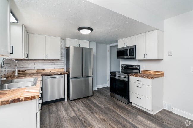 2BD 1BA 1,566SF UNIT 6 - Kitchen - The Residences at 440