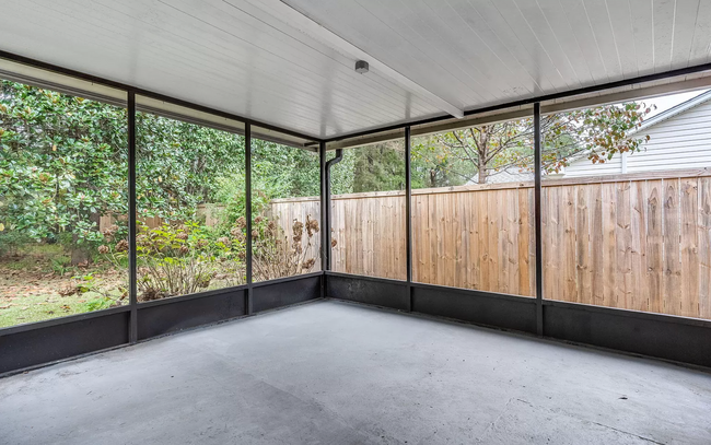 Building Photo - Beautiful Summerville Rent Ready, Fully Re...