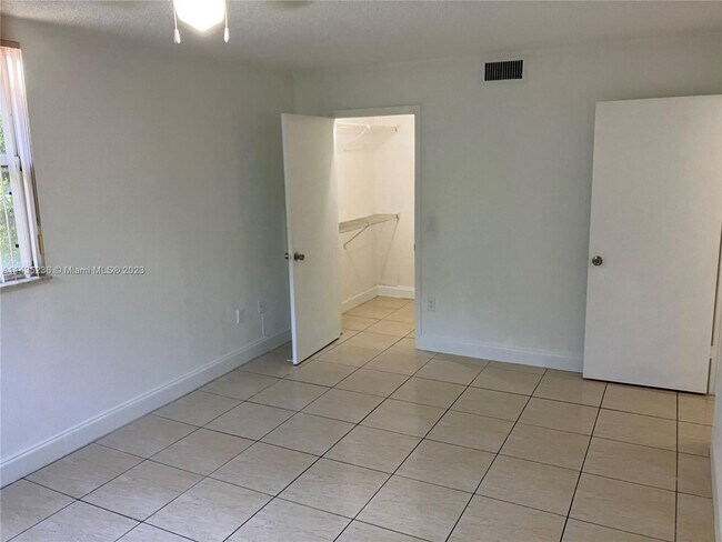Foto del edificio - 8205 Lake Dr
