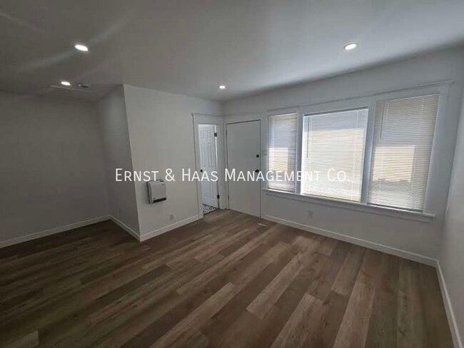 Building Photo - Very Charming 1 Bedroom Apartment in Class...