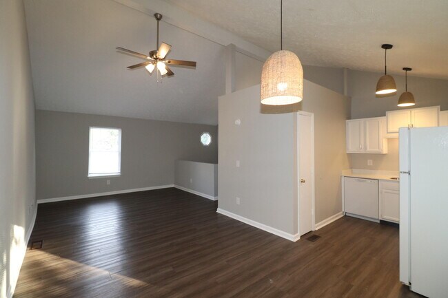 Building Photo - 320 Lakeview Dr