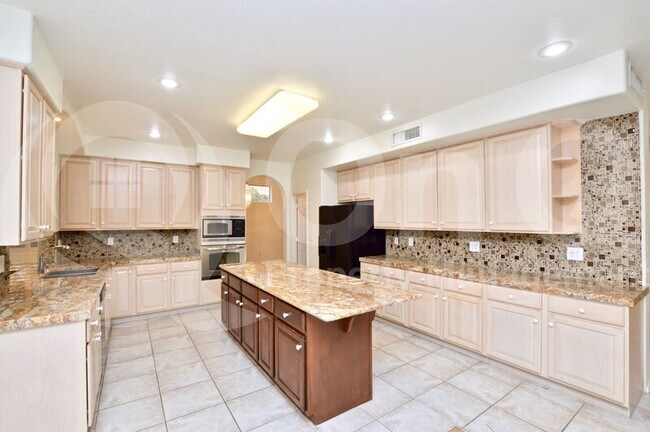 Building Photo - 4428 E Robin Ln