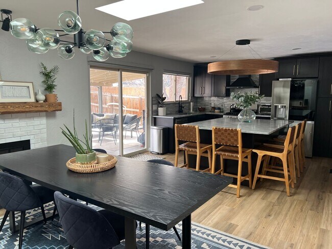 Building Photo - Stunning 5 Bedroom in the Coveted Kipling ...