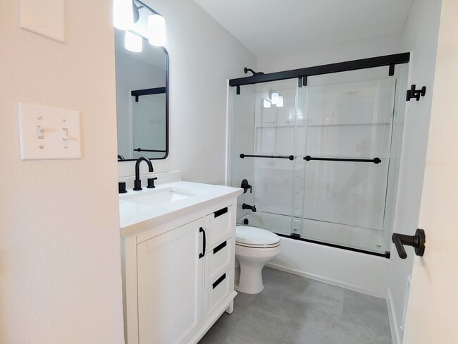 Building Photo - 16850 SW Gleneagle Dr