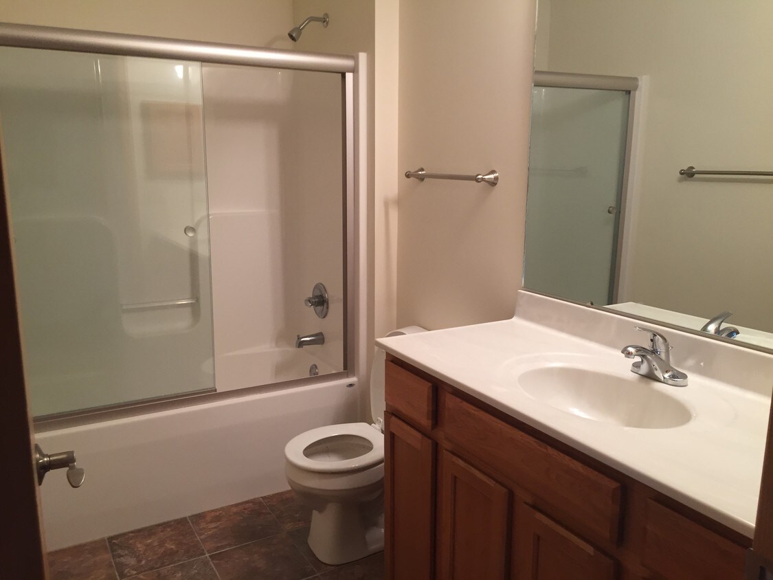Bath - 105 Kennebeck Ct