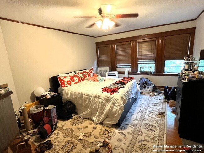 Foto del edificio - Massive 4bed 2bath with 2 parking Spots in...