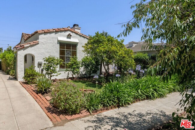 Building Photo - 1122 S La Peer Dr