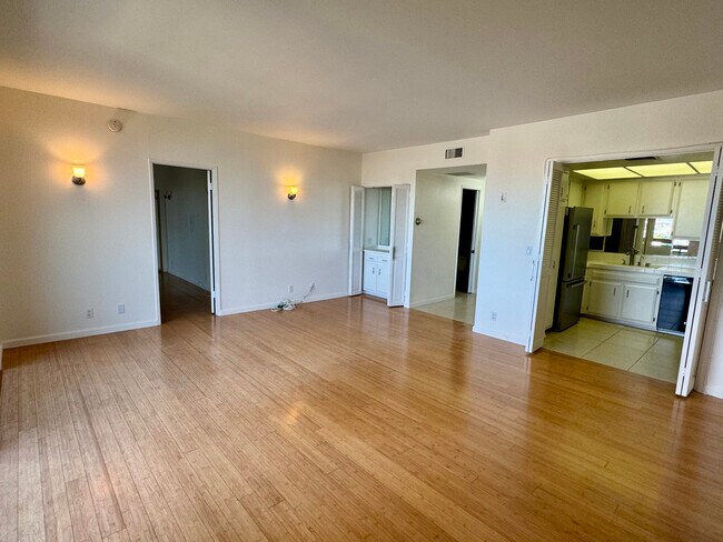Amplia sala de estar - 321 S San Vicente Blvd