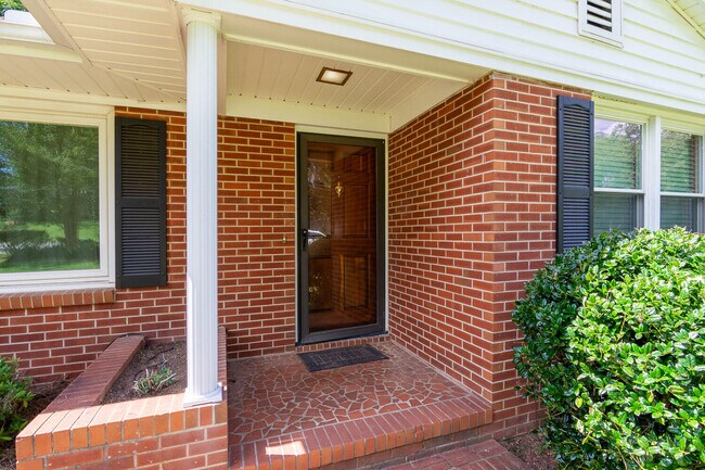 Building Photo - 3003 Stratford Dr