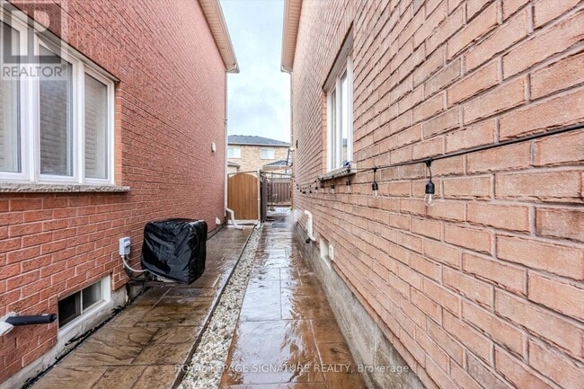 Building Photo - 807 Father D'Souza Dr