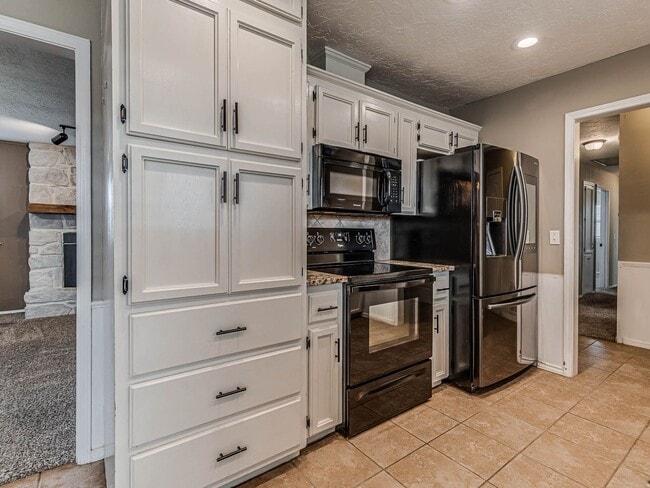 Building Photo - Beautiful 3 bedroom home in the heart of Coweta!