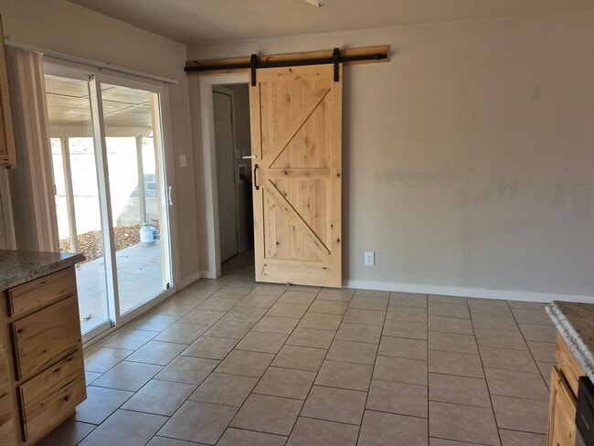 Building Photo - Beautiful 3 bedroom 2 bathroom home