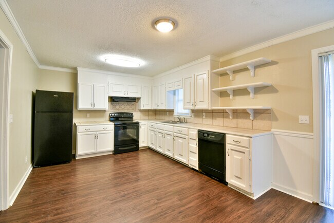 Building Photo - Lovely Four Bedroom w/ Tons of Yard Space
