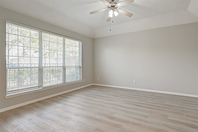 Foto del edificio - 717 Cedarwood Dr