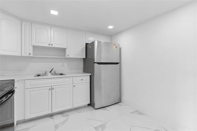Building Photo - 4164 Inverrary Dr