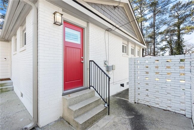 Building Photo - 2026 Harwinor Rd SE