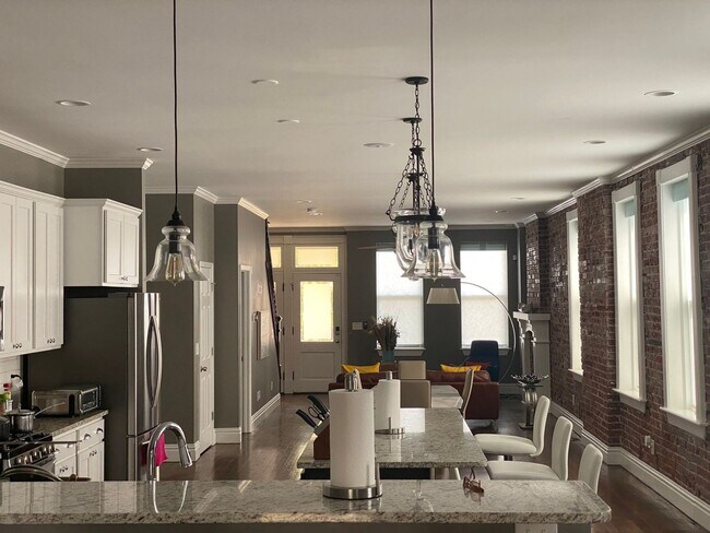 Building Photo - 4 Bedroom Single Family Home in Saint Louis