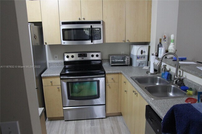 Building Photo - 8010 N Nob Hill Rd