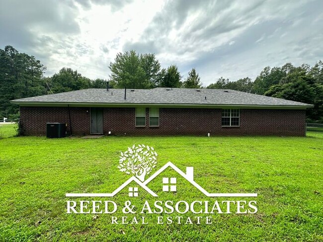 Building Photo - 3 Bedroom Near Gallaway, TN