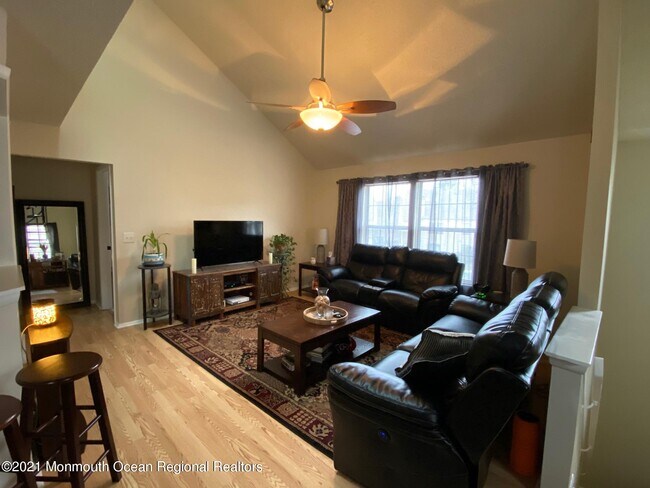 Building Photo - 1607 Violet Ln